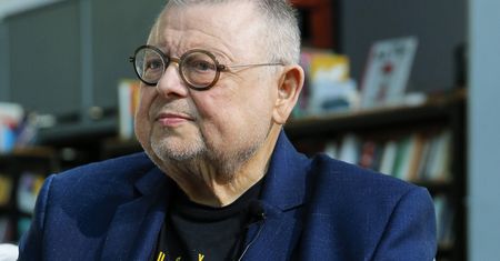 Wojciech Mann porusza się z balkonikiem. 75-letni dziennikarz ma problemy ze zdrowiem?