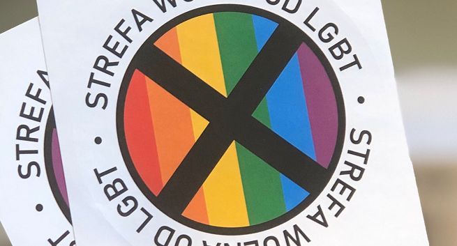 „Gazeta Polska” z nalepką „Strefa wolna od LGBT”. Rabiej zgłosi to do prokuratury, Sakiewicz zarzuca mu cenzurę