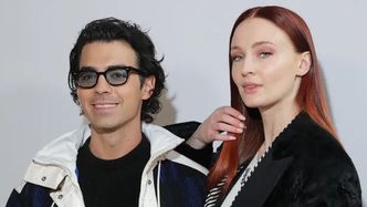 Ciężarna (?) Sophie Turner i Joe Jonas zadają szyku na pokazie Louis Vuitton (ZDJĘCIA)