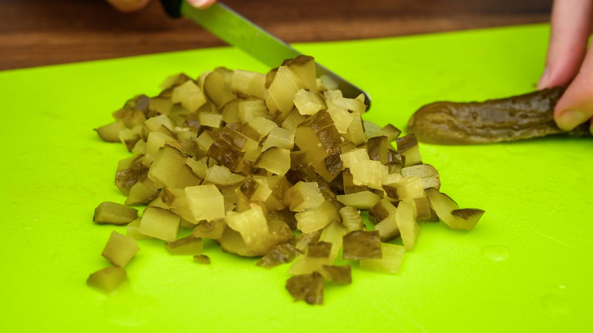 Surówka z ogórka kiszonego z jabłkiem zachwyca smakiem