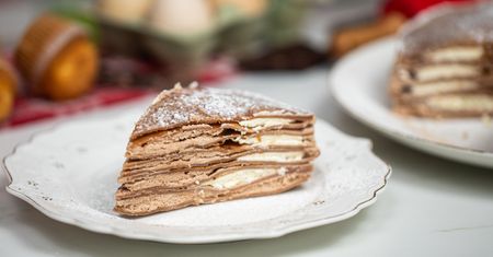 Dwukolorowy tort naleśnikowy od razu przyciąga oko. Świetnie też smakuje