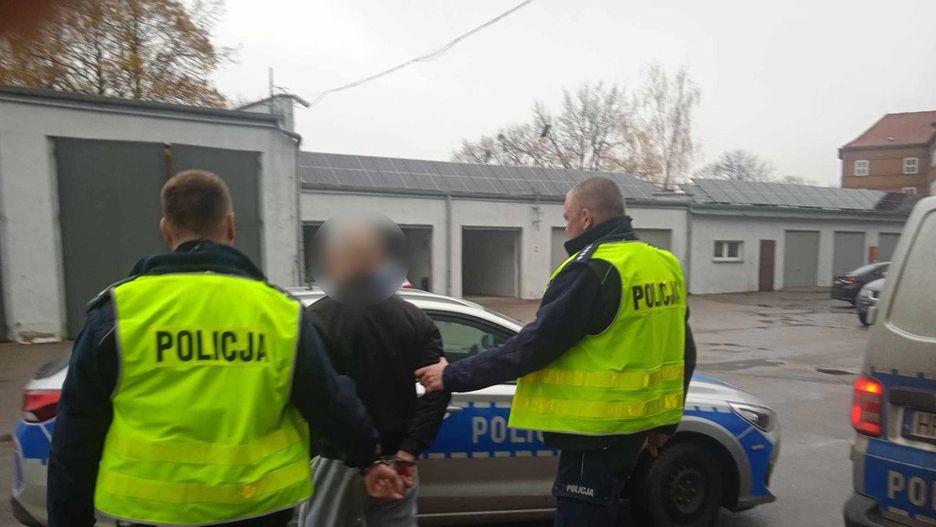 W poniedziałek 13.11.2023 r. około godz. 15:00 oficer dyżurny kętrzyńskich policjantów został powiadomiony, że w jednym z salonów jubilerskich w Kętrzynie doszło do napadu