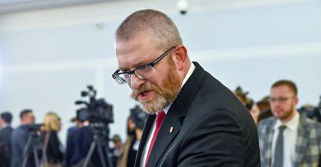 Znów gorąco wokół Brauna. Hołownia zaalarmował służby