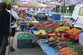 Stalowa Wola: Piątkowy targ. Jak przed tygodniem królują pomidory, czereśnie, morele i wiśnie. Zobacz zdjęcia
