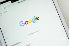 Wyszukiwarka Google na tablecie, fot. unsplash