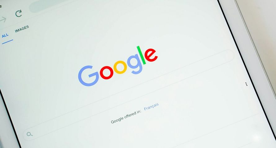 Google zaostrza zasady dla wydawców. Chodzi o przycisk "wstecz"