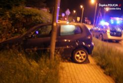 Śląskie. Pijany ukradł samochód w Kaletach i ruszył na przejażdżkę. Zakończył ją na znaku drogowym