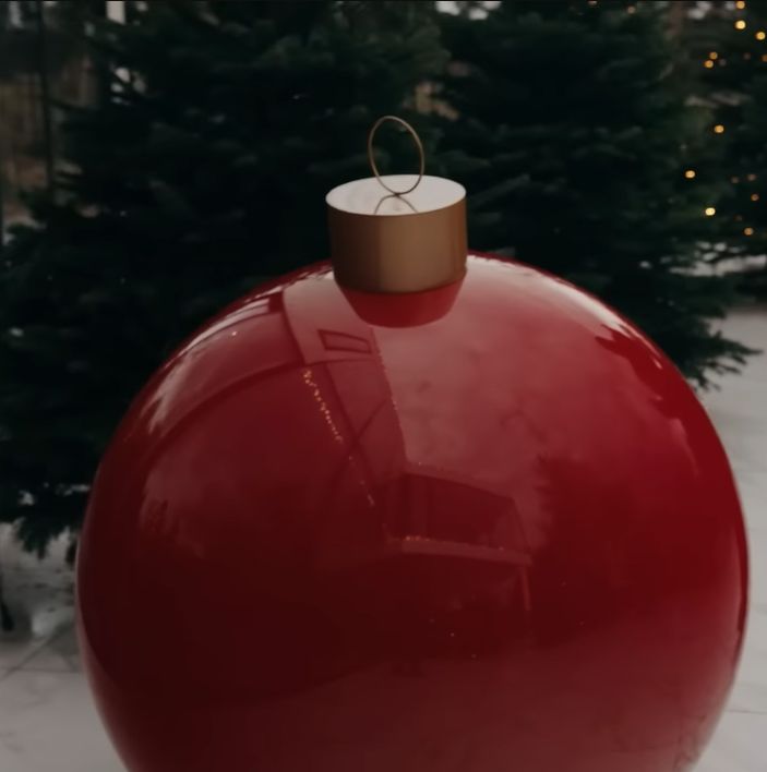 Uzbrojona w milion lampek Klaudia Halejcio udekorowała willę