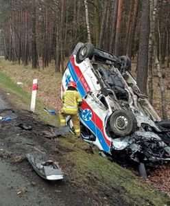 Tychy. Karetka wpadła do rowu. Dwie osoby ranne