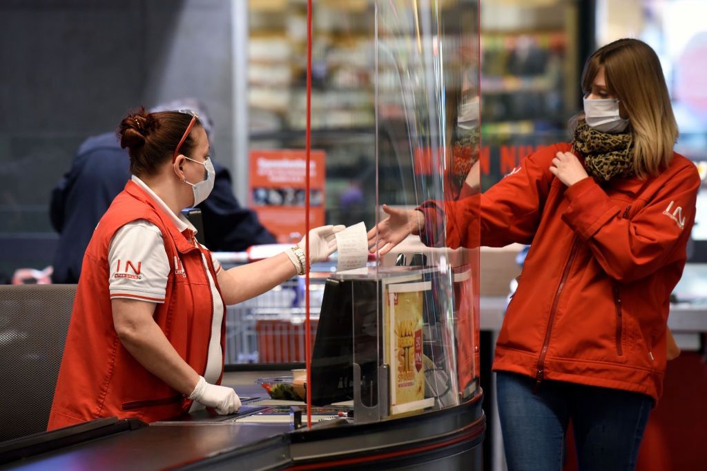 Włochy. Koronawirus na koszykach w supermarkecie, terminalach i wagach