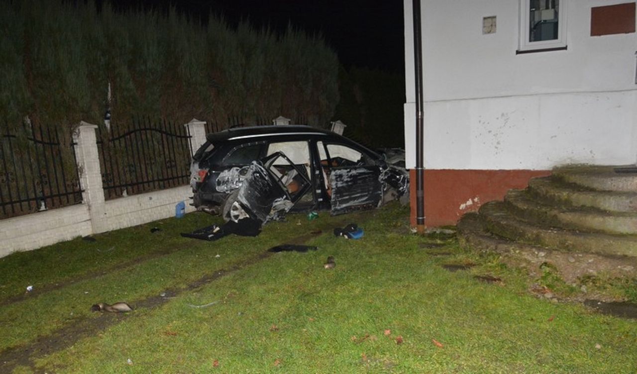 Wjechał rozpędzonym audi w dom. 25-latek był pijany
