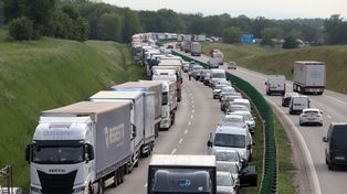 Ogromny ruch na trasach pod Wrocławiem. Kierowcy stoją w korkach na A4 i AOW. Sytuacja na drogach przed dniem Wszystkich Świętych