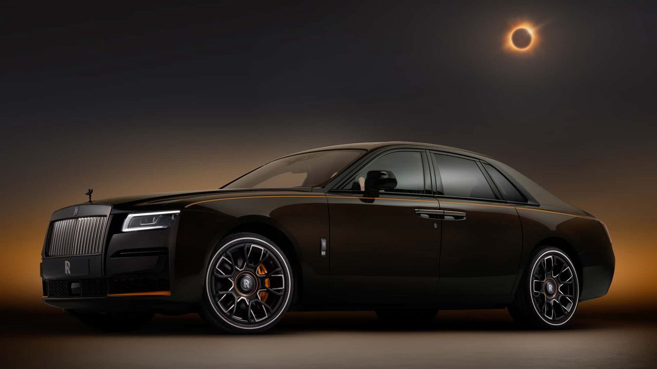 Rolls-Royce Ghost Black Badge Ékleipsis to jeżdżące planetarium. Podsufitka robi wrażenie