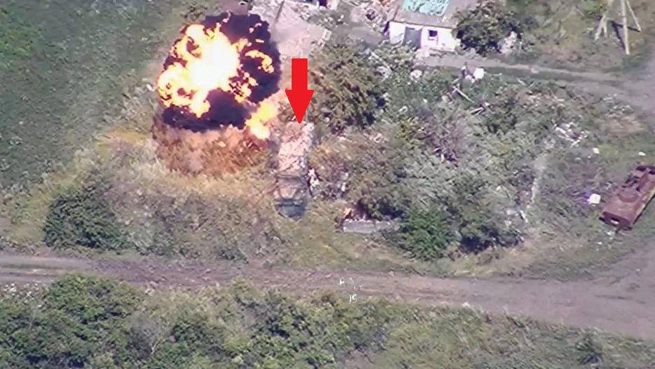 Rosyjski system R-330Ż Żytiel zniszczony przez rakietę GMLRS systemu M142 HIMARS.