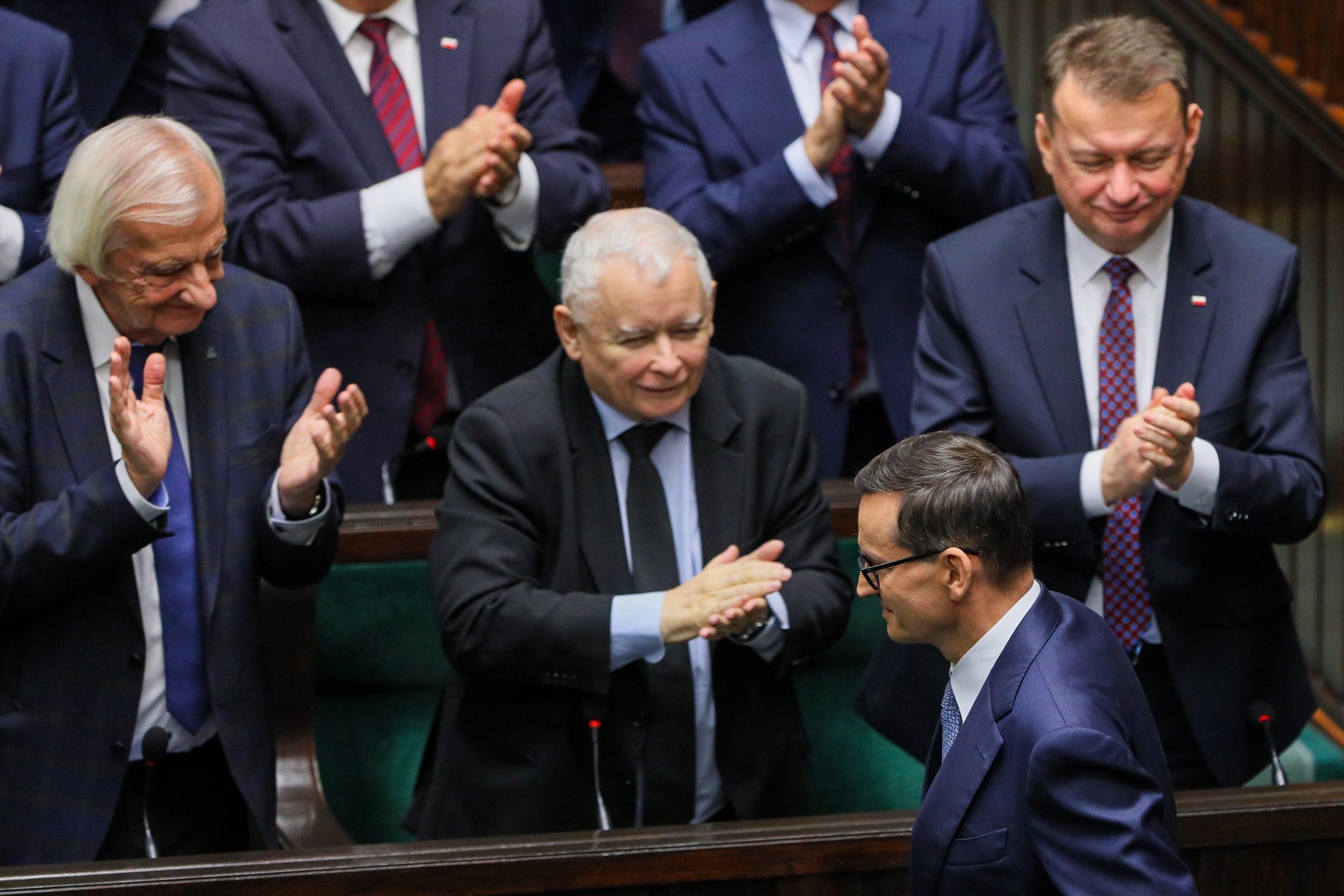 Mateusz Morawiecki Ryszard Terlecki Jaros�aw Kaczy�ski Mariusz B�aszczak
Warszawa, 13.11.2023. Premier Mateusz Morawiecki (d�) oraz pos�owie PiS Ryszard Terlecki (L), Jaros�aw Kaczy�ski (C) i Mariusz B�aszczak (P) po zako�czeniu przem�wienia na sali sejmowej w Warszawie podczas posiedzenia inauguruj�cego X kadencj� izby, 13 bm. (jm) PAP/Pawe� Supernak
Pawe� Supernak
10 10. X, inauguracja, inauguracyjne posiedzenie Sejmu X kadencjii, kadencja, kadencji, pierwsze posiedzenie Sejmu X kadencji, polityk polityka, posiedzenie, sejm, sejmie, sejmu, spotkanie, X kadencji