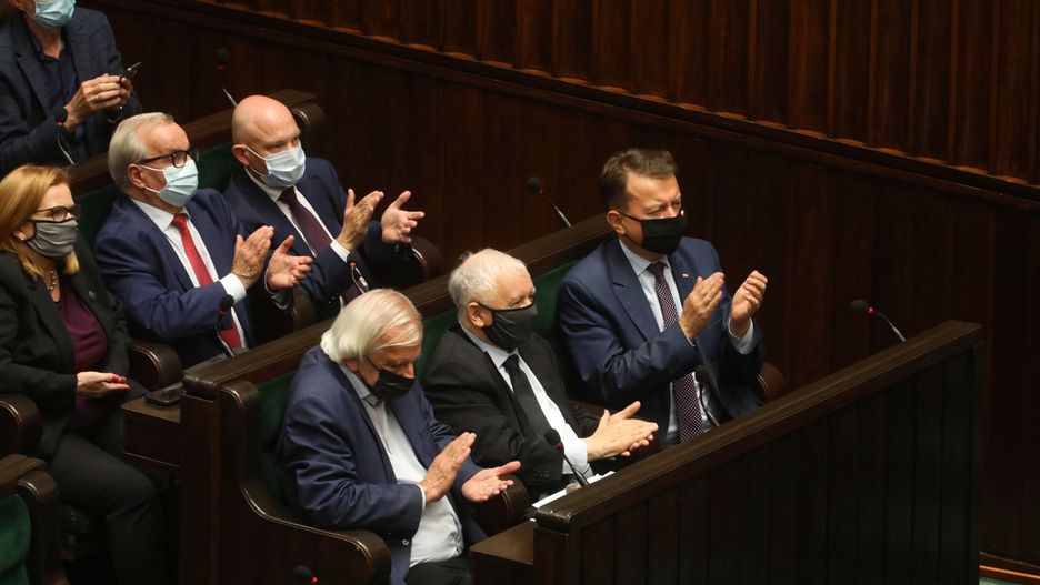 Jaros�aw Kaczy�ski, Mariusz B�aszczak, Ma�gorzata Gosiewska, Ryszard Terlecki, Waldemar Andzel, Leonard Krasulski Warszawa, 06.09.2021. Wicepremier, prezes PiS Jaros�aw Kaczy�ski (C-d�), minister obrony narodowej Mariusz B�aszczak (P) i wicemarsza�kowie Sejmu Ma�gorzata Gosiewska (L-g�ra), Ryszard Terlecki (L-d�) oraz pos�owie PiS Waldemar Andzel (P-g�ra) i Leonard Krasulski (2L-g�ra) na sali plenarnej Sejmu w Warszawie, 6 bm. Podczas dodatkowego posiedzenia Sejm nie uchyli� rozporz�dzenia prezydenta dot. wprowadzenia stanu wyj�tkowego w pasie przygranicznym z Bia�orusi�.  (kf) PAP/Albert ZawadaAlbert Zawadag�osowanie, kryzys emigracyjny, obrady, parlament, politycy, polityka, posiedzenie Sejmu, pos�owie, rozporz�dzenie o wprowadzeniu stanu wyj�tkowego, Sejm, Sejmu, stan wyj�tkowy