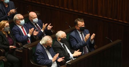 Zjednoczona Prawica ze znaczną przewagą, walka na opozycji. Najnowszy sondaż