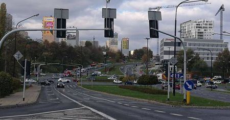 Zderzenie pojazdów na al. Kompozytorów Polskich i ul. Północnej. Ulica zablokowana