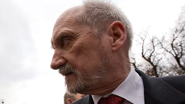 Macierewicz znowu na językach. Prokurator z zarzutami ws. śledztwa smoleńskiego