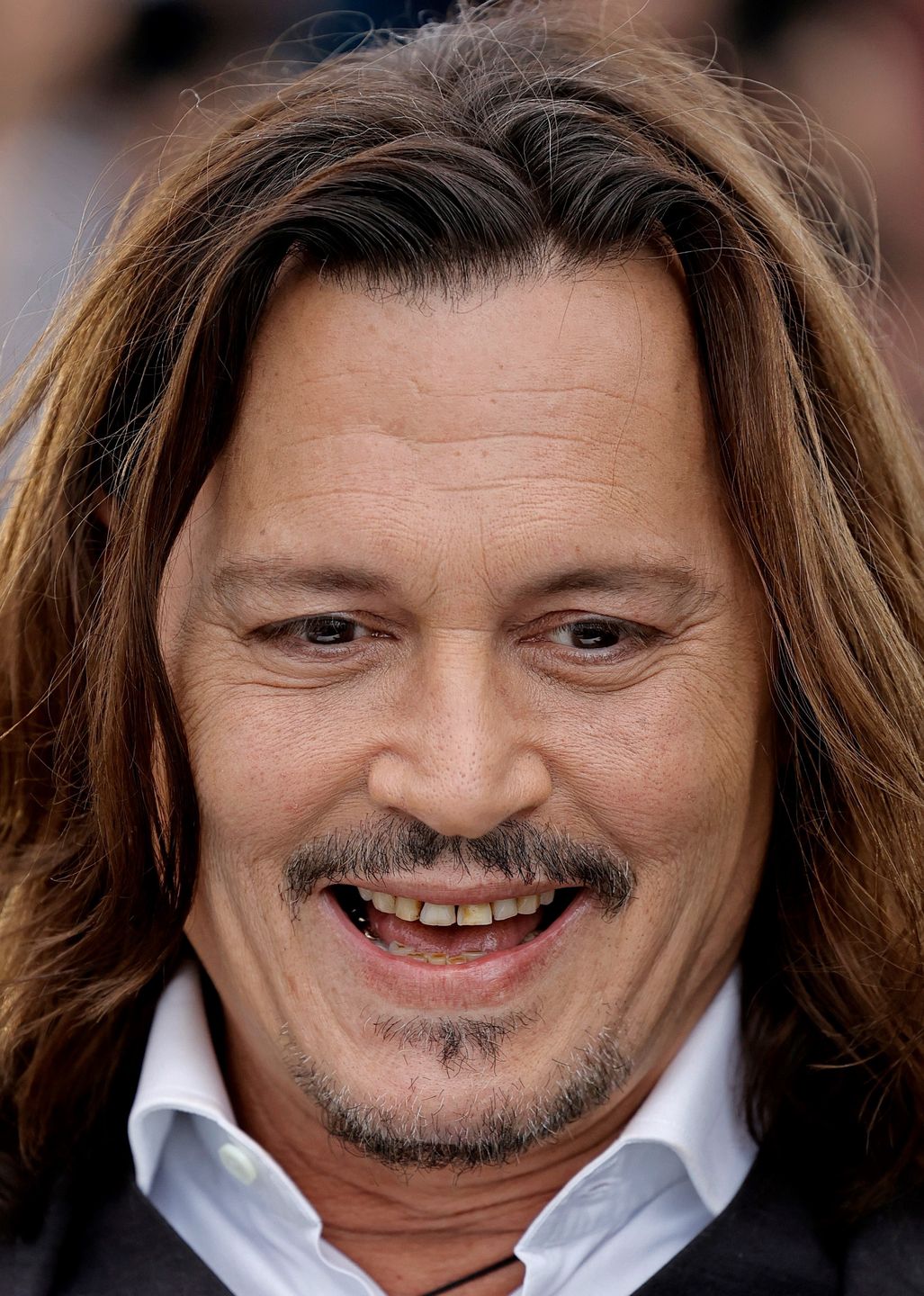 Johnny Depp prezentuje uśmiech na festiwalu w Cannes 