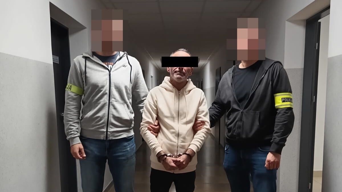 44-latek zajmował się werbowaniem ludzi do udziału w oszustwach „na policjanta”