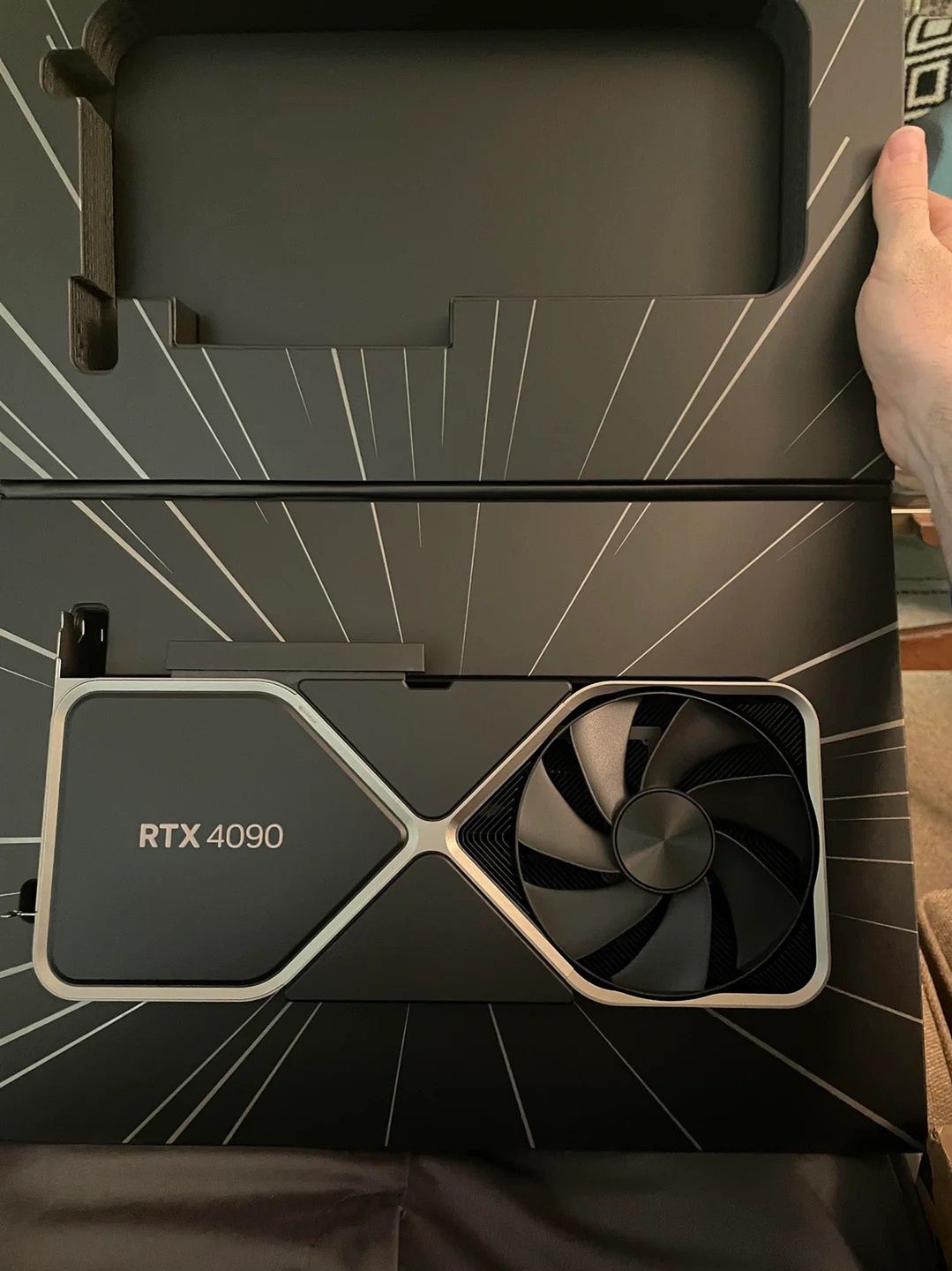 Nowe karty graficzne GeForce RTX 4090 Founders Edition korzystają z poprawionego gniazda zasilania