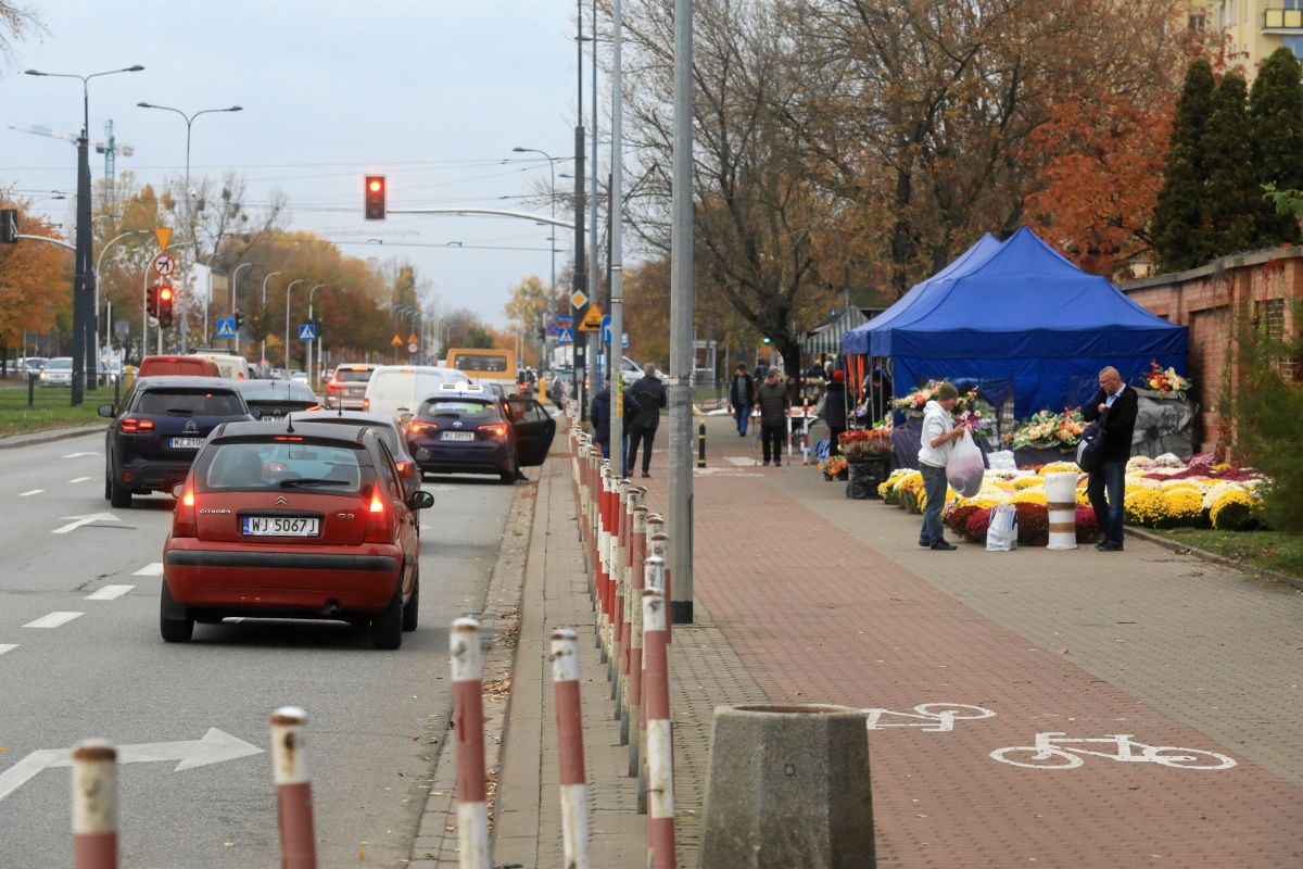 Sprawdzili ceny jedzenia pod warszawskim cmentarzem. 25 zł za pajdę chleba