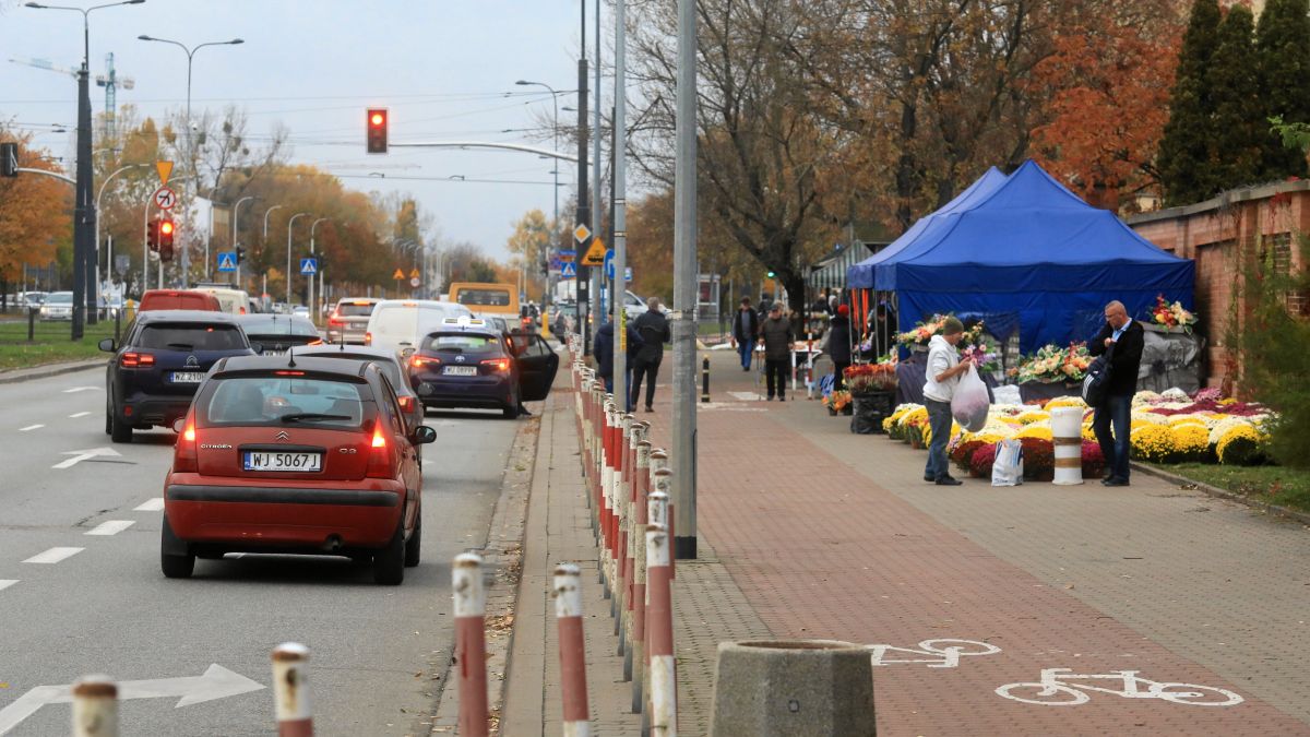 Ceny na straganach przy warszawskiej nekropolii