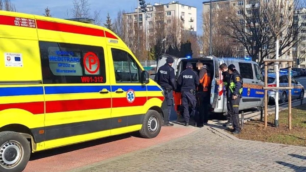 Agresywny mężczyzna przewieziony do szpitala.