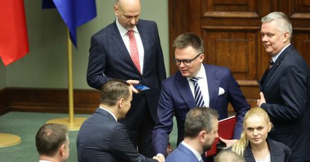 Nieoczekiwana zmiana "na prośbę Hołowni". Nowy termin rekonstrukcji
