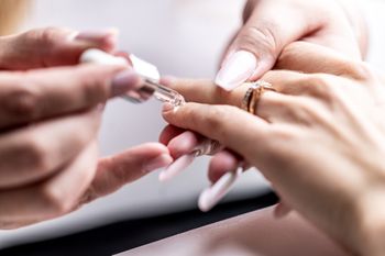 Zadłużona jak kosmetyczka. Oto dlaczego beauty puchnie od długów