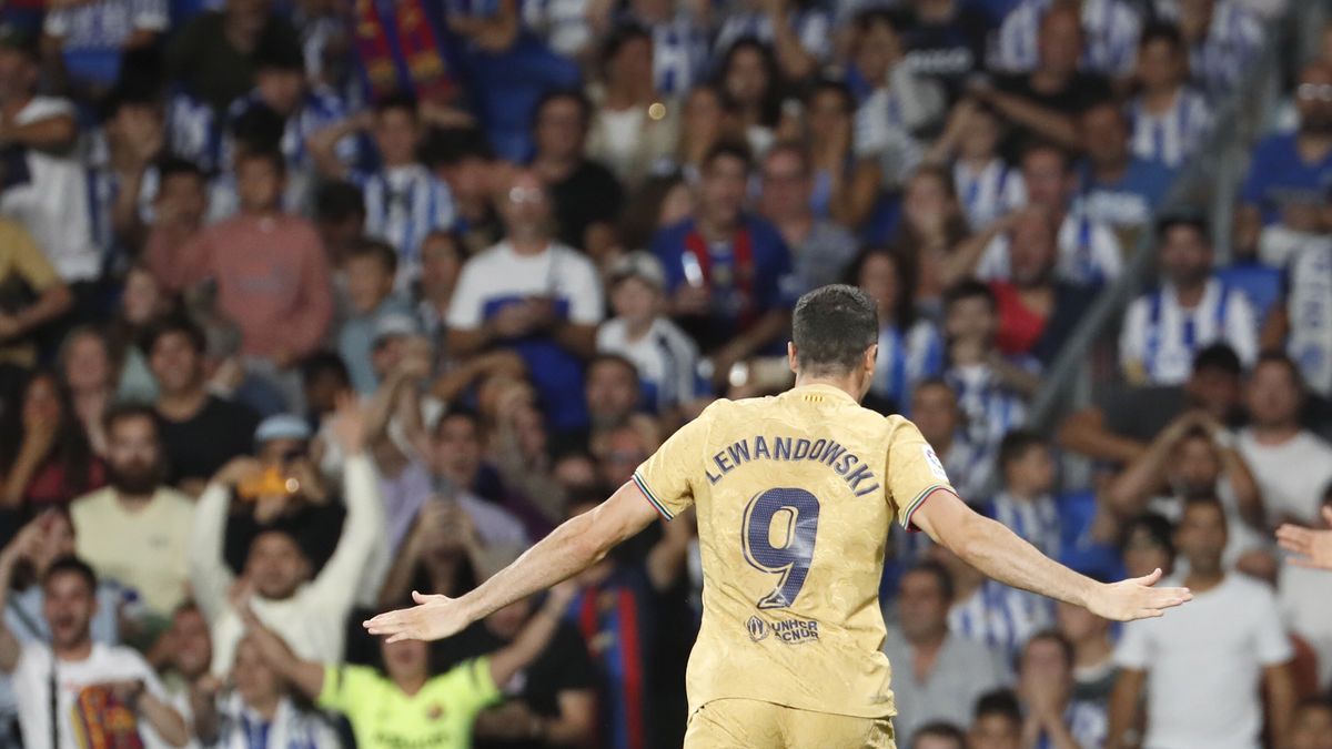 FC Barcelona's striker Robert Lewandowski (C) celebrates after scoring the 0-1 goal during the Spanish LaLiga soccer match between Real Sociedad and FC Barcelona held at Reale Arena Stadium, in San Sebastian, northern Spain, 21 August 2022. EPA/Javier Etxezarreta Dostawca: PAP/EPA.