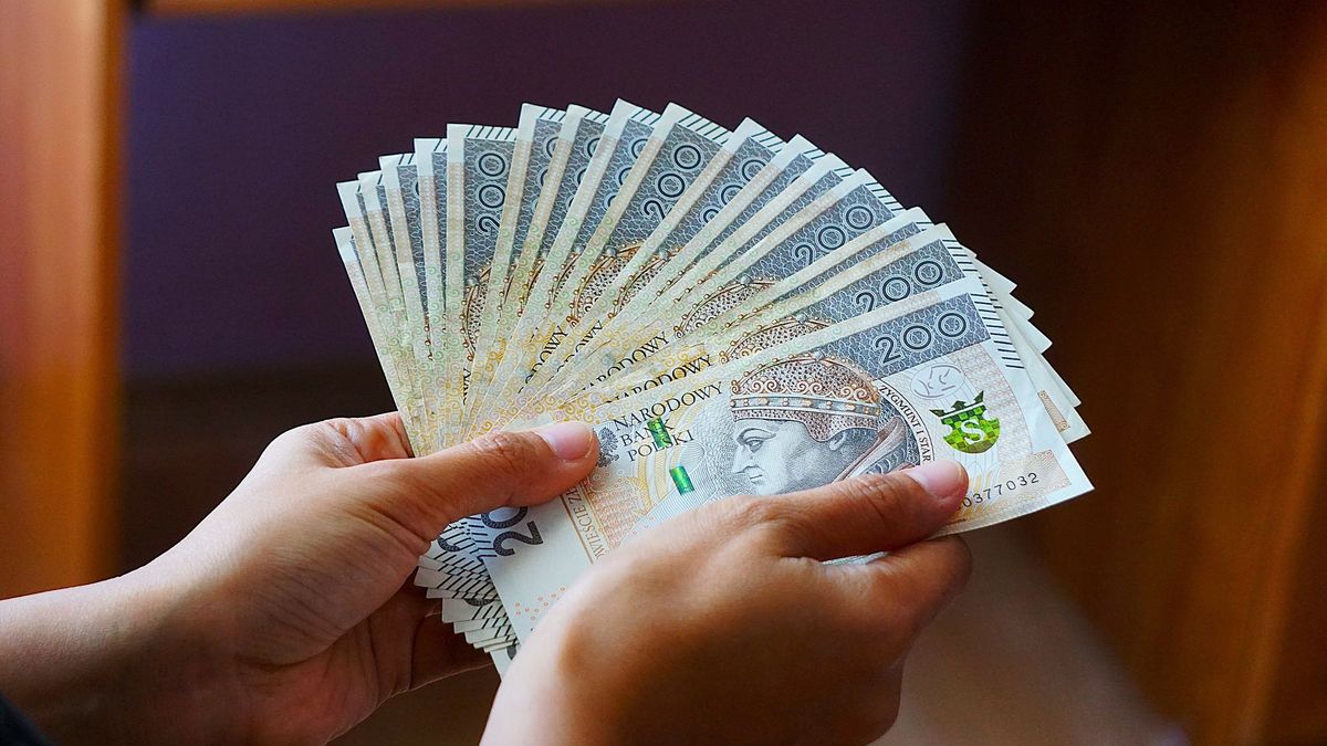 Detektyw wyjawił, dlaczego ludzie trzymają pieniądze w domach