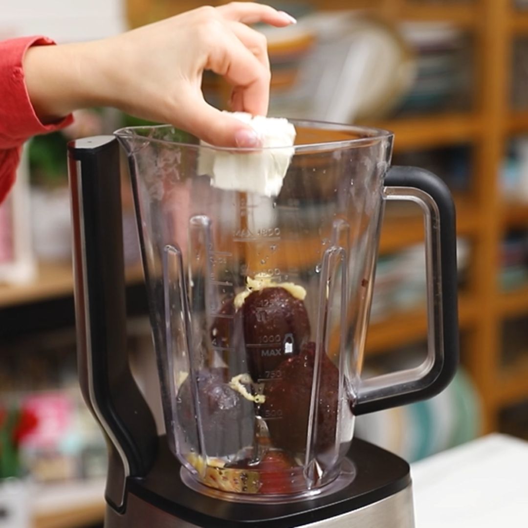 Jako ostatni element w blenderze ląduje feta