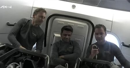 Połączyli się z kosmosu. Węgier popłakał się przemawiając