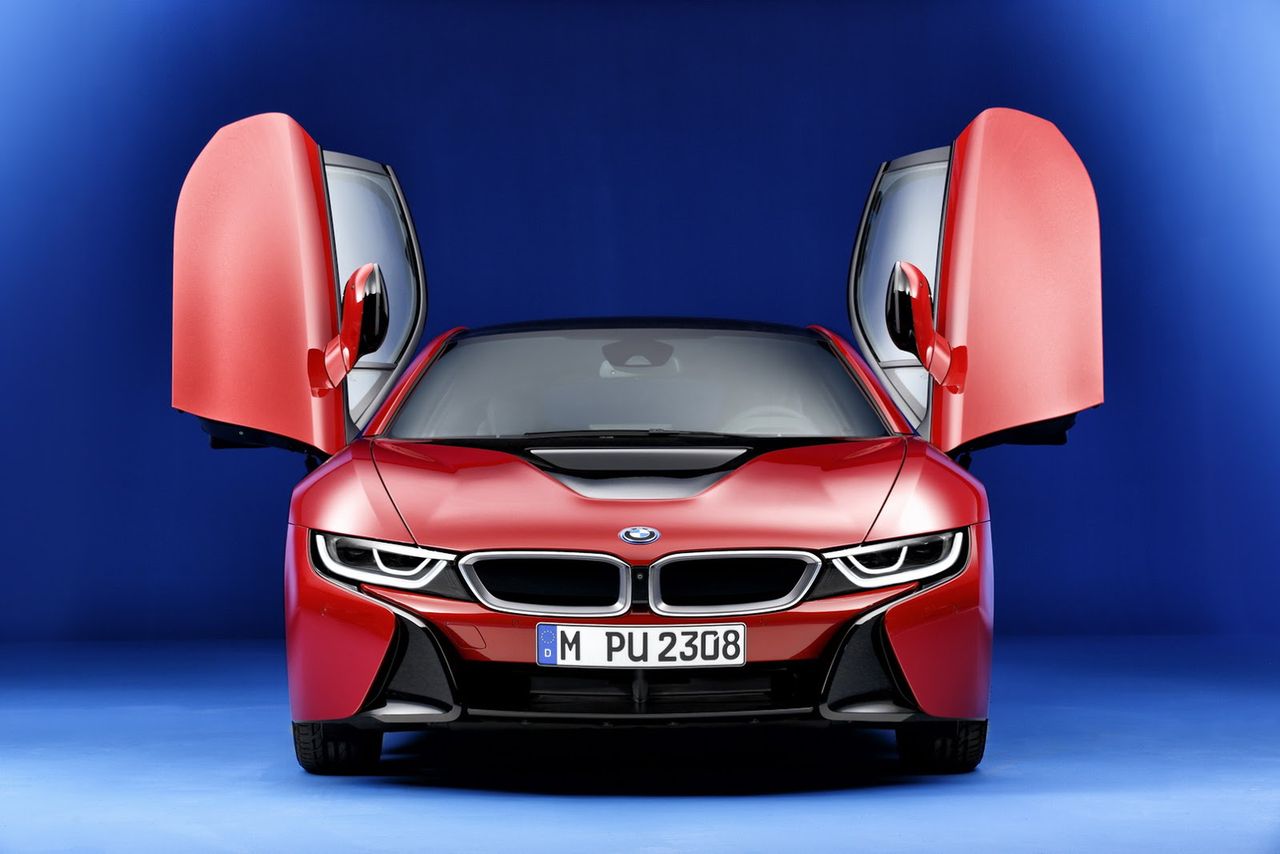 Napęd pozostał niezmieniony. i8 Protonic Red zostanie wyposażone przez BMW w rzędową trójkę generującą 231 KM, wspomaganą silnikiem elektrycznym rozwijającym 131 KM. Produkcja wersji specjalnej ruszy w Niemczech w lipcu.