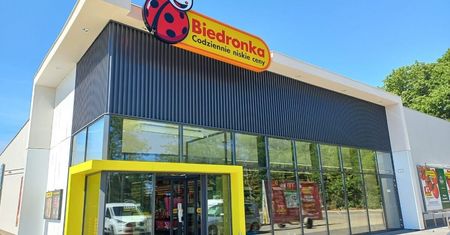 Biedronka na Majówkę 2023. Przez cały tydzień promocje: piwo, kiełbasa, masło, lody
