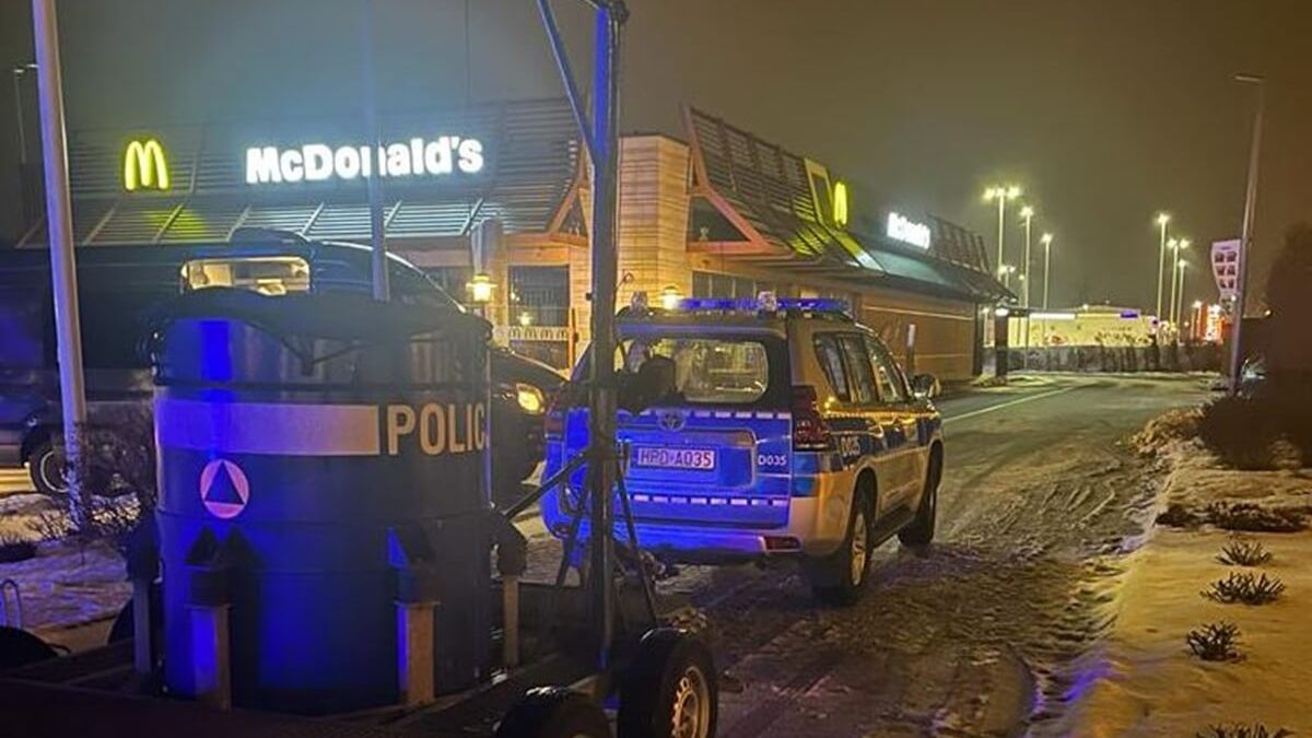 Podejrzana paczka przed restauracją McDonalds w Puławach