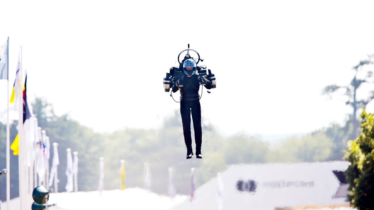 Facet na jetpacku przeleciał nad lotniskiem. Ściga go teraz FBI 1