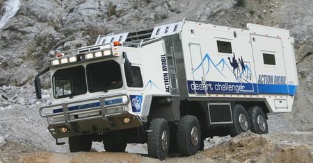 Poznajcie Desert Challengera – 4-osiowego kampera. Mieszkanie na kołach to mało powiedziane