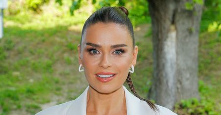 Natasza Urbańska w jesiennej stylizacji. Pomarańczowy kolor dodaje jej energii