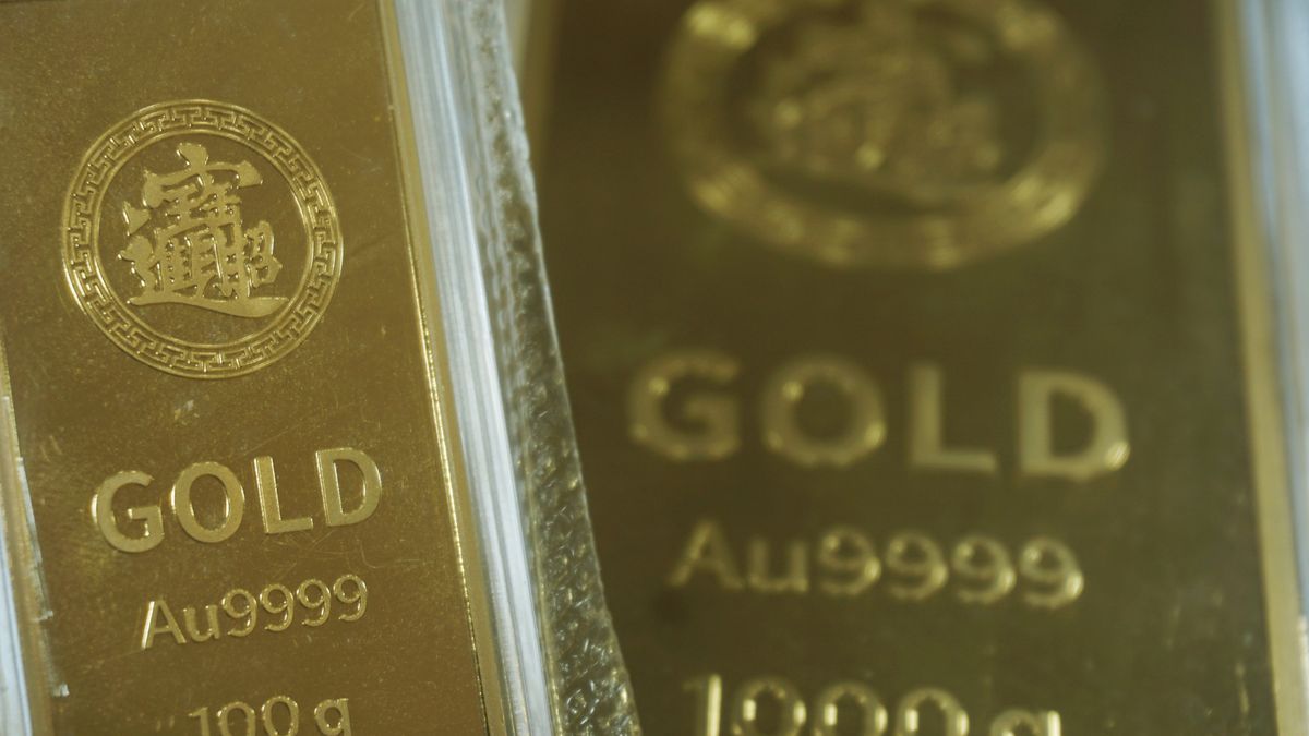 HANGZHOU, CHINA - OCTOBER 14 2025: Gold bars for retail investors is displayed at a gold store in Hangzhou in east China's Zhejiang province Tuesday, Oct. 14, 2025. Gold prices have risen above US$4,200 per ounce. (Photo credit should read LONG WEI / Feature China/Future Publishing via Getty Images)