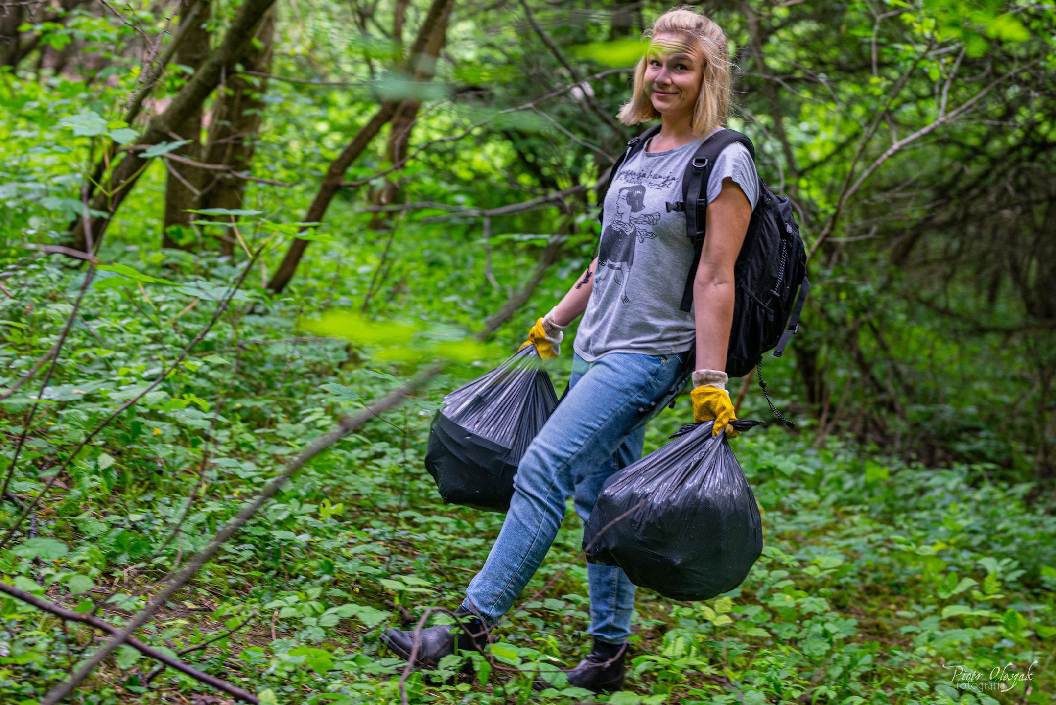 Sprzątanie śmieci z lasów