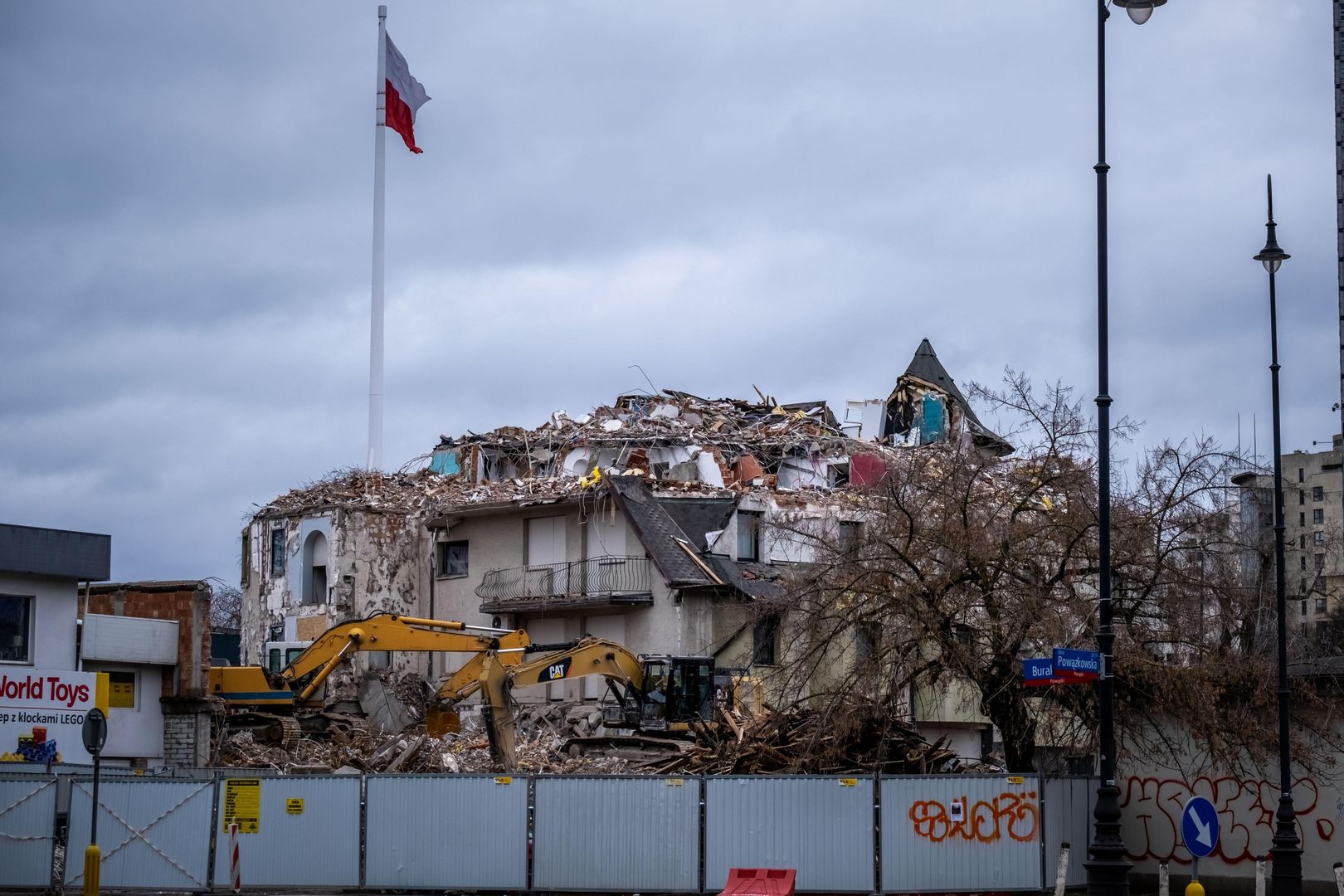 Rozbiórka nadbudówki hotelu Czarny Kot, 2020 r.