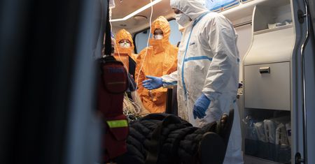 Jak będzie wyglądać szczyt czwartej fali? Mamy prognozy ekspertów