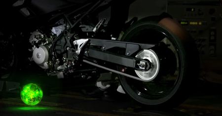 Kawasaki zdradza szczegóły dotyczące hybrydowego motocykla. Dwa cylindry i silnik elektryczny