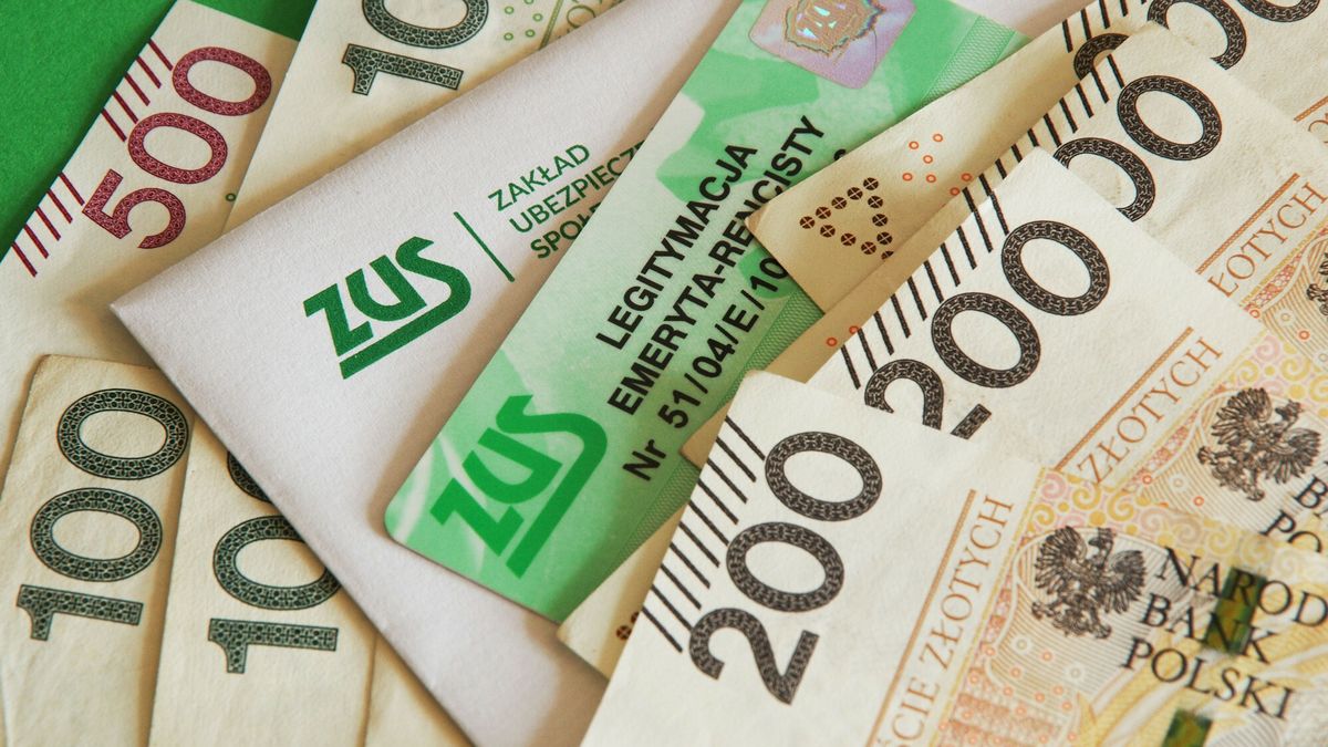 Stock Marek Bazak
PHOTO: ZOFIA I MAREK BAZAK / EAST NEWS 
N/Z Banknoty, pismo z ZUS i tradycyjna legitymacja emeryta rencisty
ZOFIA BAZAK