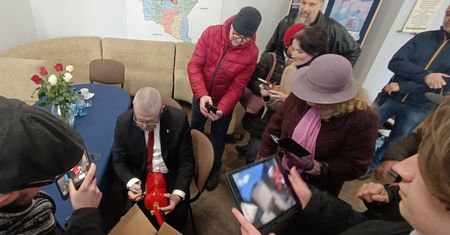 Grzegorz Braun płynie na fali? Kolejna prowokacja