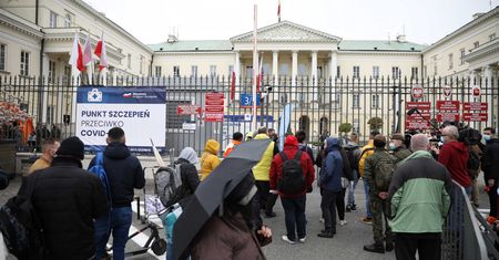 Majówkowa akcja szczepień. Przed punktami tłumy chętnych w kolejkach