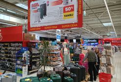 Jak nie dopłacać za bagaż w samolocie? Rozwiązanie jest w markecie